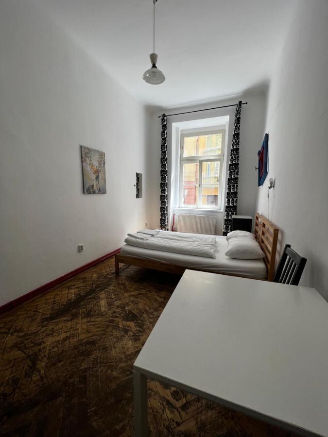 Hostel Clown And Bard Praag